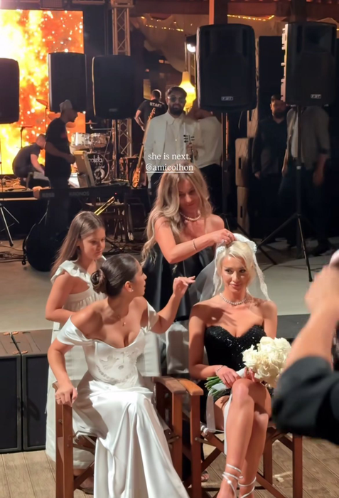 Ioana, rochie de mireasă îndrăzneață! Toți invitații s-au uitat lung la soția lui Florinel Coman