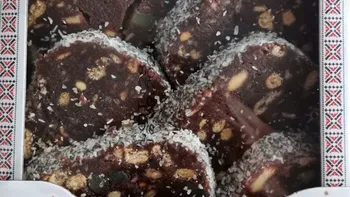 Din ce este făcut cel mai popular salam de biscuiți din România, de fapt. Se găsește în toate supermarket-urile din țara noastră, dar ce scrie pe etichetă?