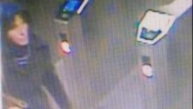 Criminala, la câteva minute după ce a împins-o pe Alina pe şine