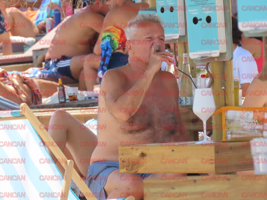 Like a „Don”! Bittman se delectează cu un trabuc pe plajă