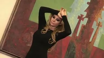 VIDEO Uite-o pe senzuala Marina Dina cum pozeaza intr-o sedinta foto! Priceperea ei face meseria de model sa para facila!