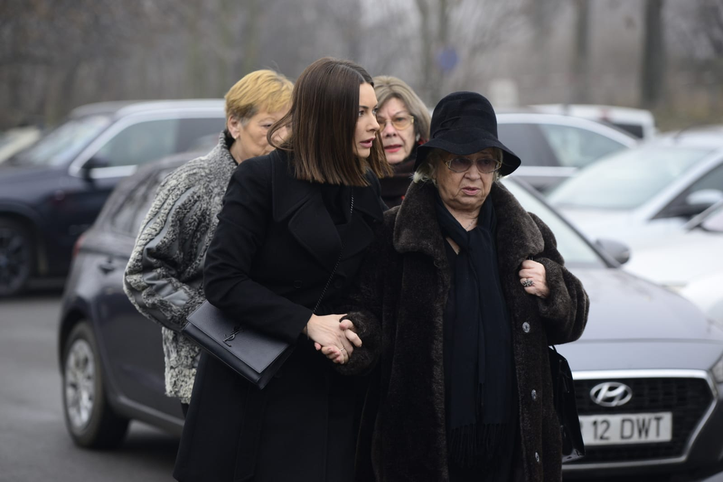 Imaginile durerii! Mama Cristinei Țopescu a avut nevoie de ajutorul Andreei Berecleanu pentru a intra în crematoriu
