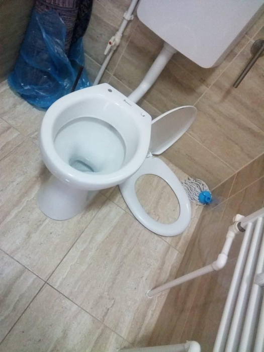 Dezastrul lăsat de românii care au stat într-un centru de carantină din Galați. Viceprimar: „Cine este om și cine câine?”. Imagini greu de privit