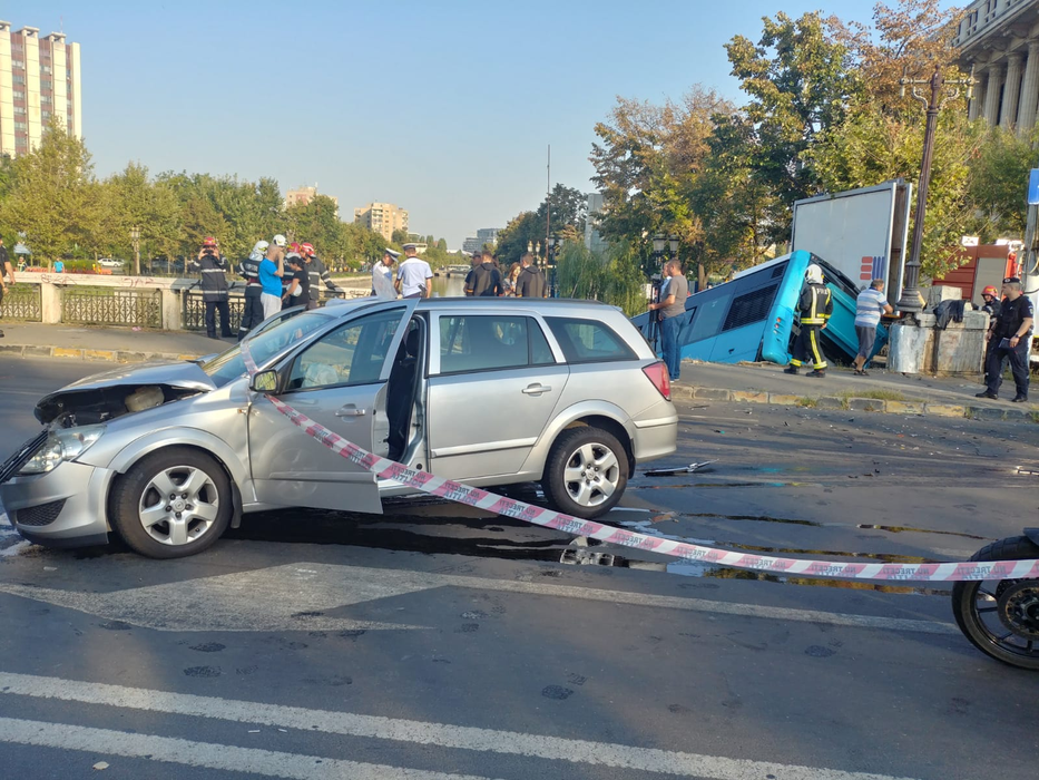 Scene șocante în București! Un autobuz STB a căzut în râul Dâmbovița