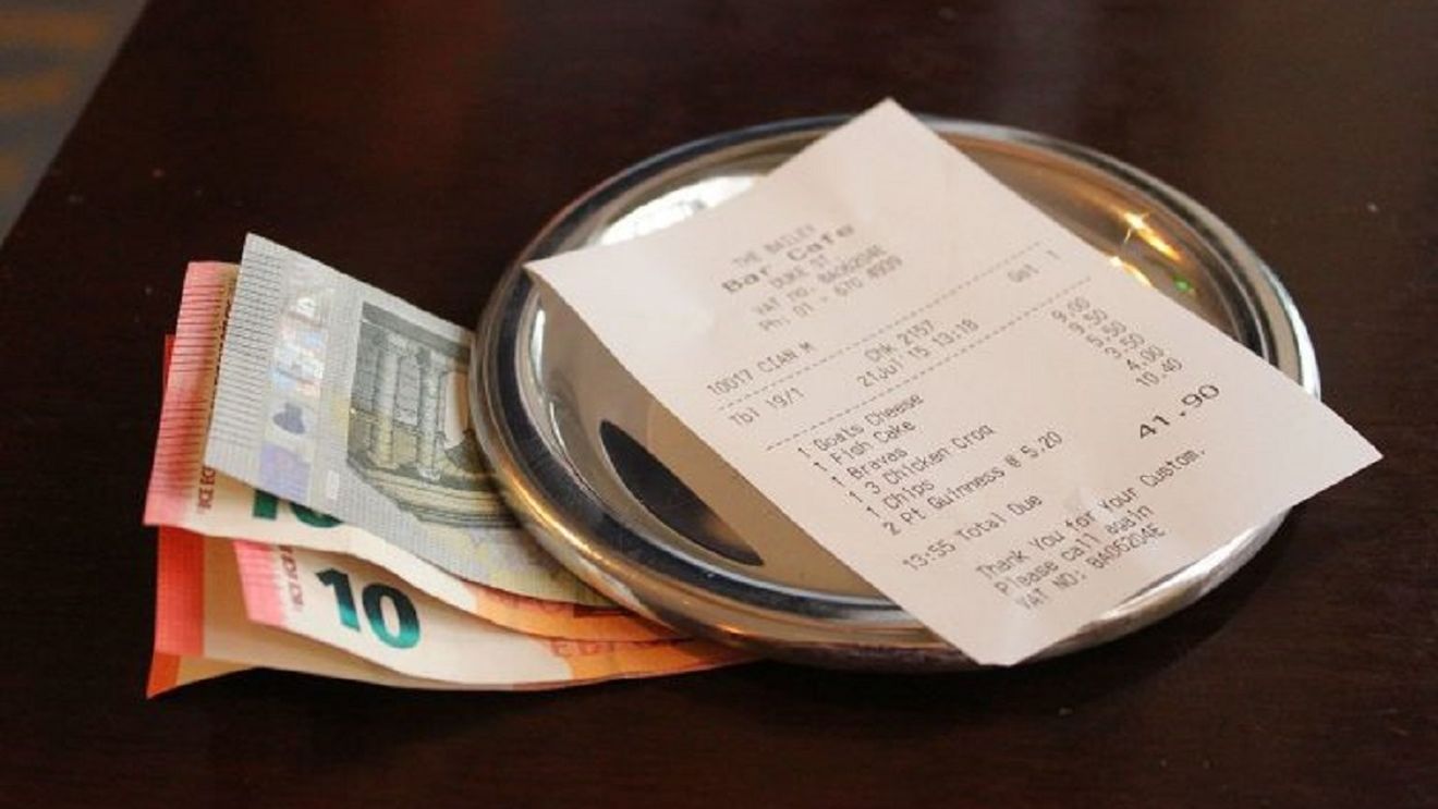 Nu i-a venit să creadă ochilor! Ce bacșiș consistent a primit o chelneriță, după ce a servit o femeie la barul deținut de familia sa