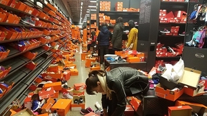 Aceste imagini par făcute după un cutremur, dar în realitate a fost vorba doar de Black Friday într-un magazin din Statele Unite!