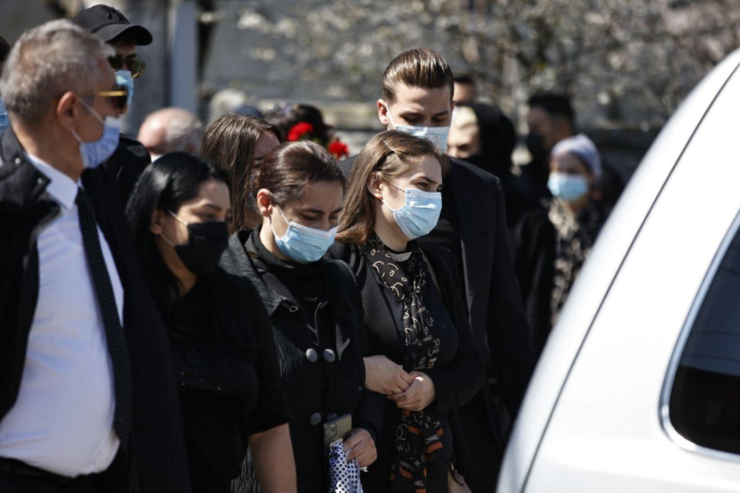 Membrii cortegiului funerar au respectat pe tot parcursul regulile sanitare, date de autorități ( foto CANCAN)