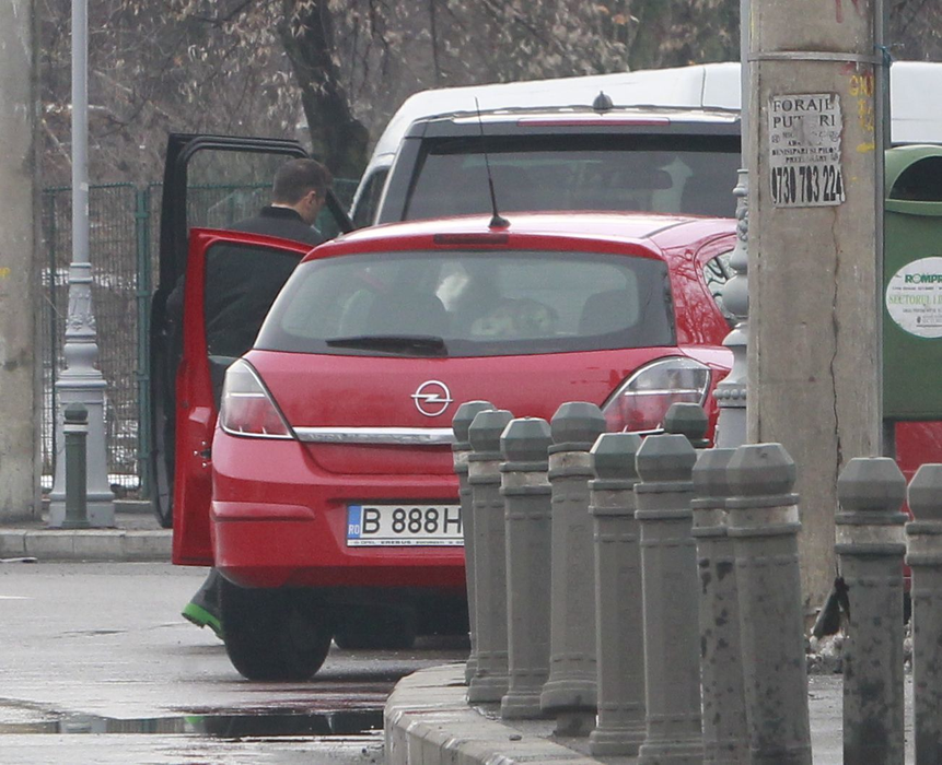 Laura Teodoru se împarte cu brio între cei doi milionari din viaţa ei: actualul iubit - celebrul Stelu ANRP şi fostul partener şi tată al fiicei ei - Adrian Ispravnic.