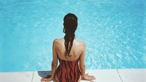 VIDEO| Arestată direct din piscină! O britanică beată nu a ținut cont de interdicțiile autorităților, trebuia să stea în izolare