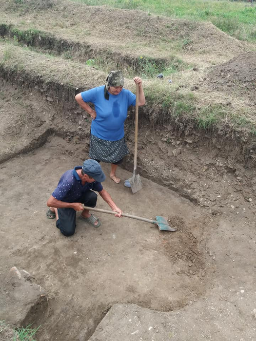Localnicii ajută și ei cum pot la dezgroparea comorilor
