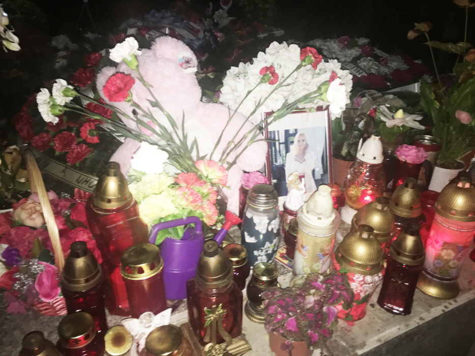 Mormântul Denisei este acoperit de flori şi daruri, chiar şi la două luni de când îndrăgita cântăreaţă s-a stins din viaţă