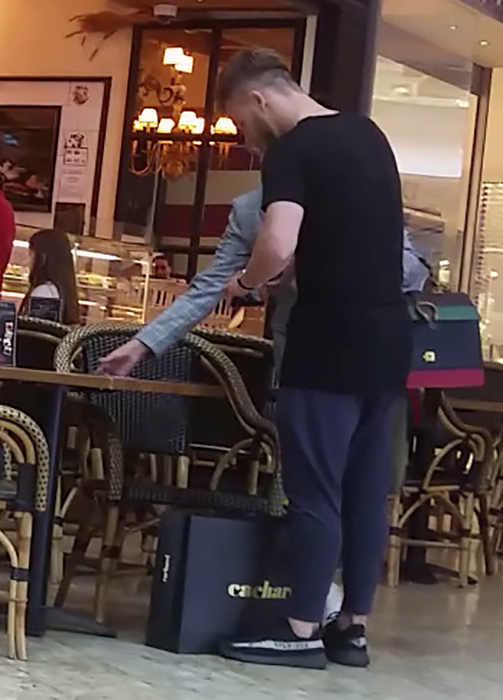 Cristina întinde mâna după banii oferiţi de Alex