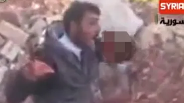 Imagini de o cruzime rar întâlnită! Un extremist sirian s-a filmat în timp ce devorează inima unui inamic: Vom mânca şi ficaţii