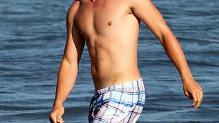 Muschii lui Schwarzenegger Jr. fac ravagii pe plaja din Malibu