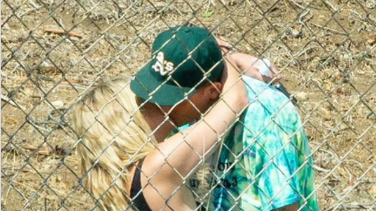 Cuplu-bombă în showbiz! Au fost prinși sărutându-se în parc