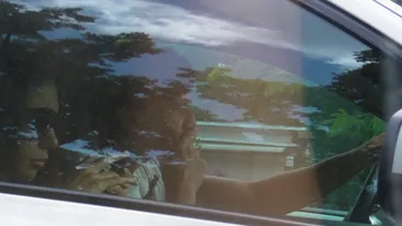 Dodel si-a luat nasul la… cautare! Stelistul isi perfectioneaza continuu tehnicile de “forari” nazale