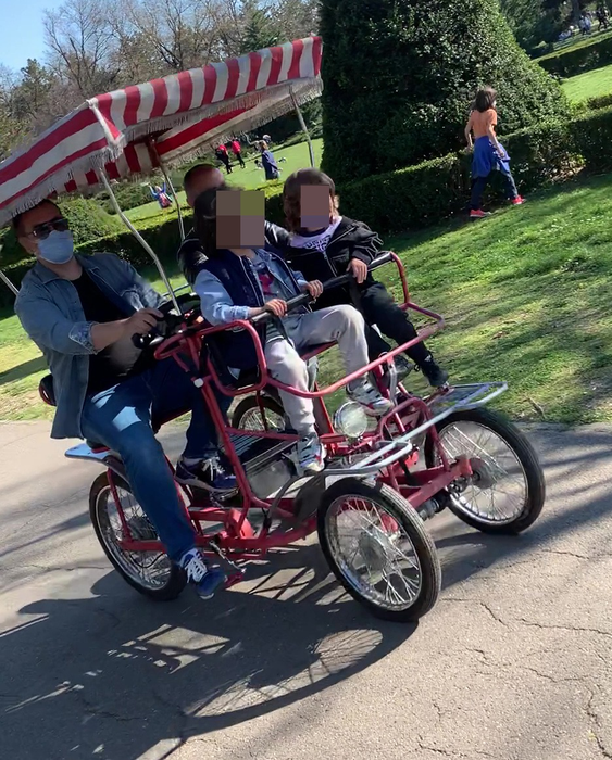 Lucian Mitrea, în parc împreună cu familia și niște prieteni