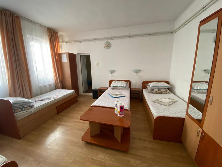 Dezastrul lăsat de românii care au stat într-un centru de carantină din Galați. Viceprimar: „Cine este om și cine câine?”. Imagini greu de privit