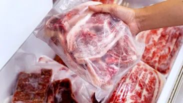 Câte luni maximum poate fi păstrată în congelator carnea de pui, de vită și de porc. Greșeala pe care mulți români o fac!