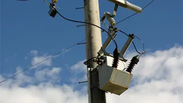 Un tanar a murit dupa ce s-a electrocutat in timp ce remedia o defectiune pe un stalp