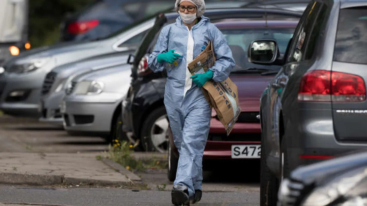 Un cadavru a fost descoperit într-o grădină din Londra. Bărbatul ar fi căzut din avion