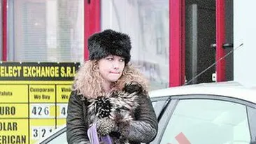 Oana Lis isi musca mereu buzele