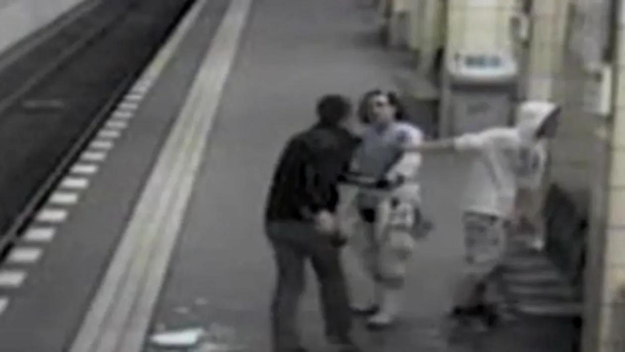 VIDEO Violente la metroul din Berlin! L-a trantit la pamant si l-a calcat in picioare