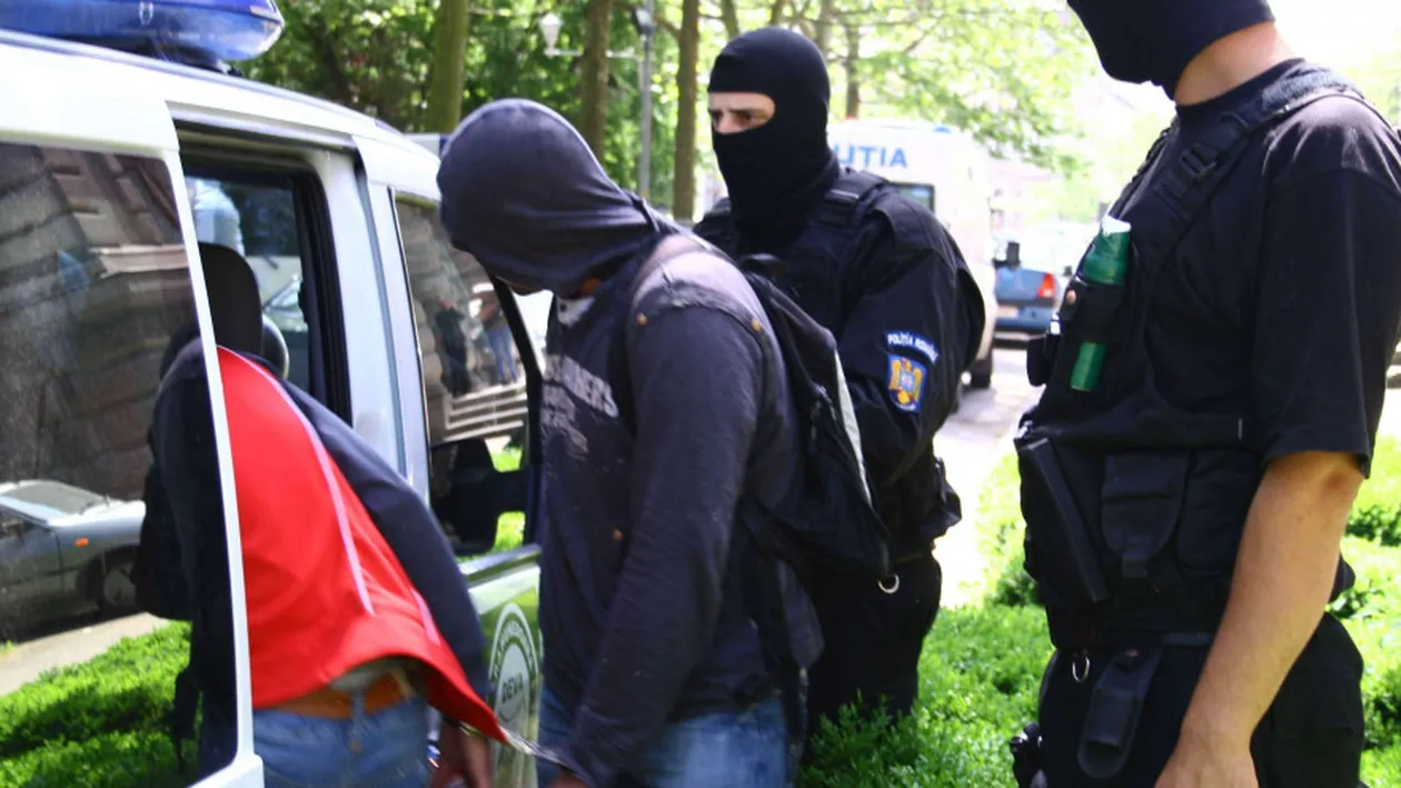 Cetățean britanic urmărit pentru trafic de minori, prins într-o localitate din județul Arad