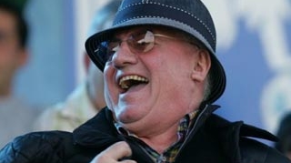 Dumitru Dragomir incurajeaza gesturile lui "Nila" si Gabi Matei: "Daca asa se excita ei! Acum trebuie sa o dezbracam pe Cruduta sa vedem pe unde e arsa!"