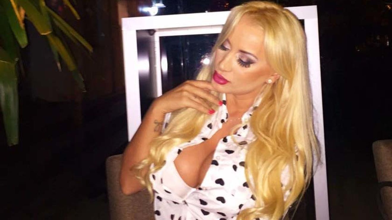 După ce s-a lăudat cu posteriorul "tunat", acum SIMONA TRAŞCĂ le-a arătat tuturor tatuajul din zona intimă! Vezi imaginea de infarct cu PAMELA DE ROMÂNIA!