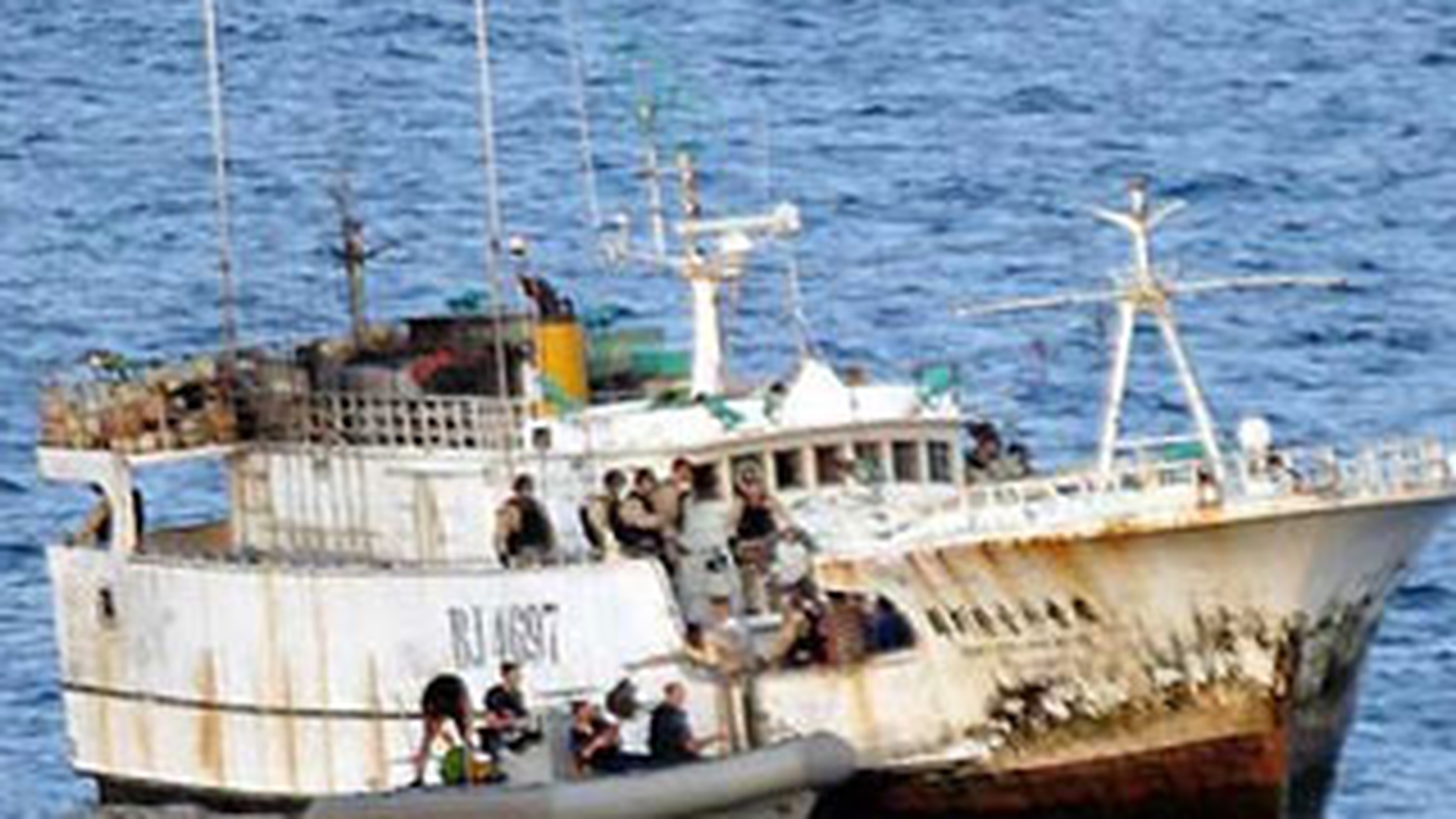 Marinar roman, impuscat pe o nava capturata de piratii somalezi