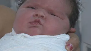 O ploiesteanca a nascut o fetita de aproape 6 kilograme si vrea sa o abandoneze!