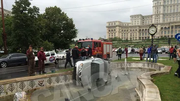 Accident spectaculos la Piata Unirii! O masina s-a rasturnat intr-o fantana arteziana!