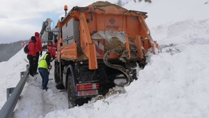 VIDEO. Avalanșă puternică în zona Dichiu-Sinaia. Un drum județean a fost blocat mai multe ore