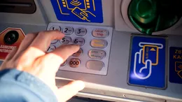 De ce trebuie să apeși de 2 ori butonul „Cancel” după ce bagi cardul în bancomat. Ce se întâmplă apoi