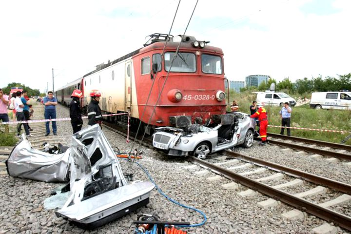 Așa arăta mașina condusă de Nae Nicolae după ce a fost lovită de tren