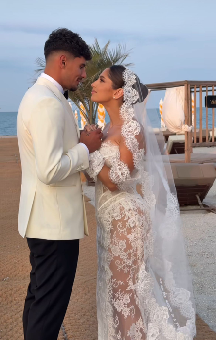 Ioana, rochie de mireasă îndrăzneață! Toți invitații s-au uitat lung la soția lui Florinel Coman