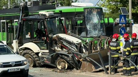 Accident pe Calea Văcărești între un buldoexcavator și un tramvai. Linia 10 a fost blocată!