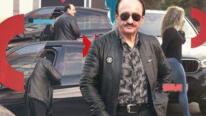 Fostul patron al Rapidului a “înghesuit” o sexy-blondină în mașină, iar noi avem imaginile