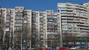 Un copil lăsat singur acasă la Constanța a căzut de la etajul patru