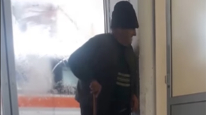 Imagini revoltătoare: un bătrân ajunge la spital şi strigă "Nu mai pot", dar nimeni nu îl bagă în seamă! 