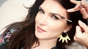 MONICA BÂRLĂDEANU a fost filmată la farmacie! Ce a cumpărat actriţa. Nu, nu este vorba despre medicamente!