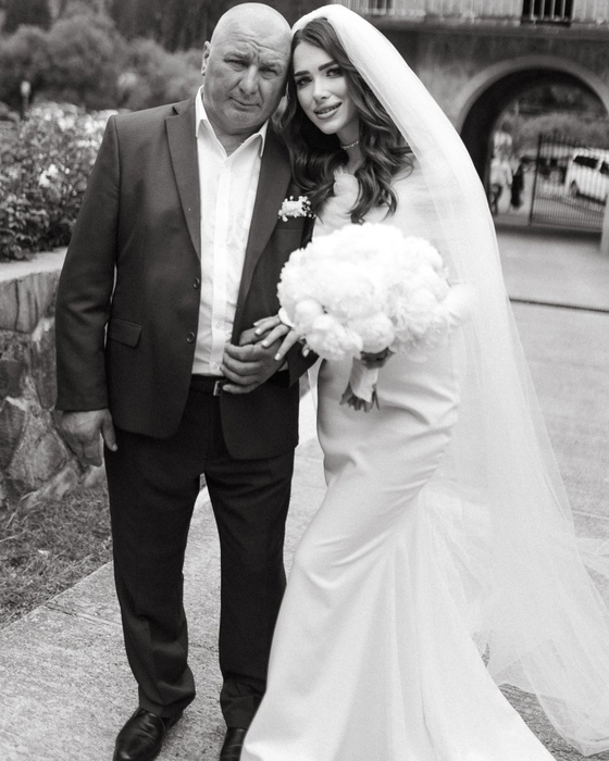Iustina a fost condusă la altar de tatăl ei/ Foto: Instagram