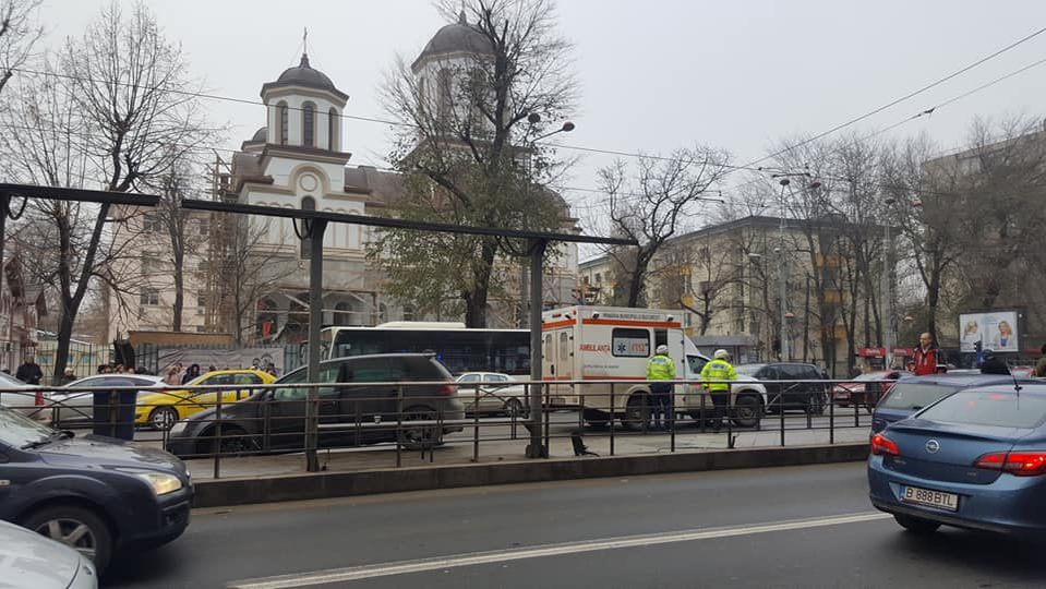 Un șofer care circula pe linia de tramvai a lovit un pieton. Circulația, oprită în zona Dr. Grozovic din Capitală