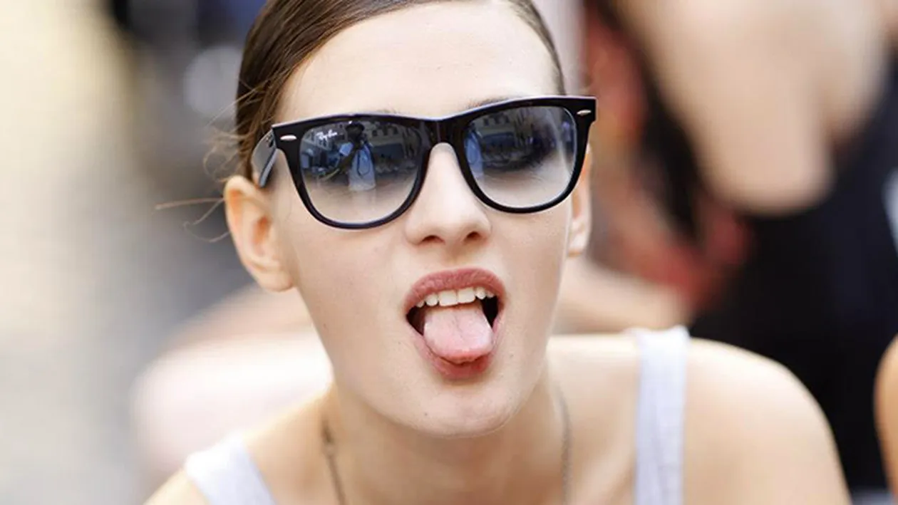 Femeia cu cele mai lungi picioare din Romania s-a pozat cu picioarele desfacute si a exclamat: Sunt uriasaaaaa!