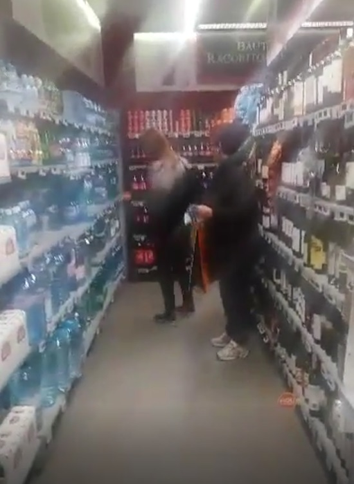 Vedeta a ”cercetat” tot magazinul.