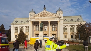Nu e film! Un bărbat din Iași s-a îmbrăcat în Superman și amenință că își va lua zborul de pe clădirea teatrului