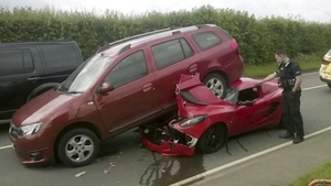 Imagini cu un accident bizar au șocat Internetul. O Dacia Logan Break s-a urcat pe un Lotus Elise