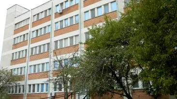 Scene incredibile la Spitalul din Hârșova. Un bărbat aflat în autoizolare, grav rănit, a intrat în spital amenințând și scuipând medicii