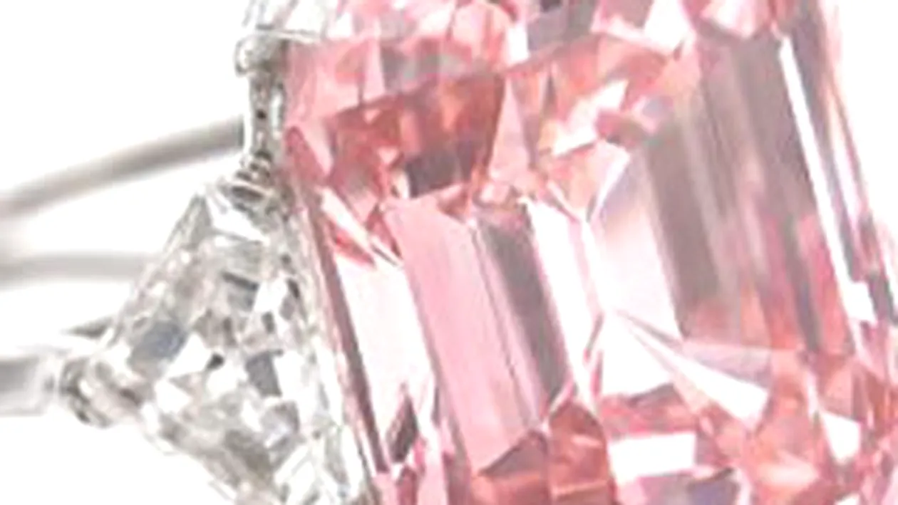 Un inel cu diamant roz, cea mai scumpa bijuterie din lume!